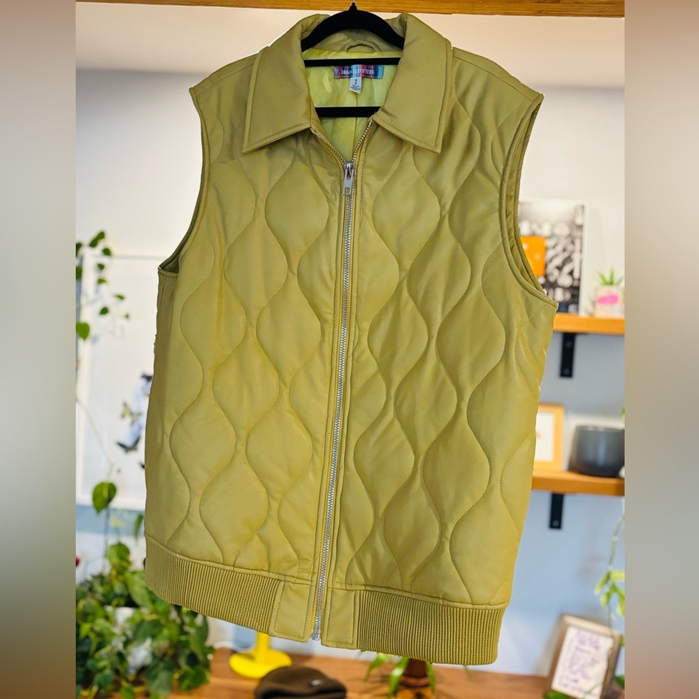 Urban Outfitters-Quilted Yellow/green Jacket Model Annie